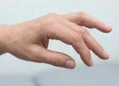 Mujer con la mano en la garganta por molestias al respirar